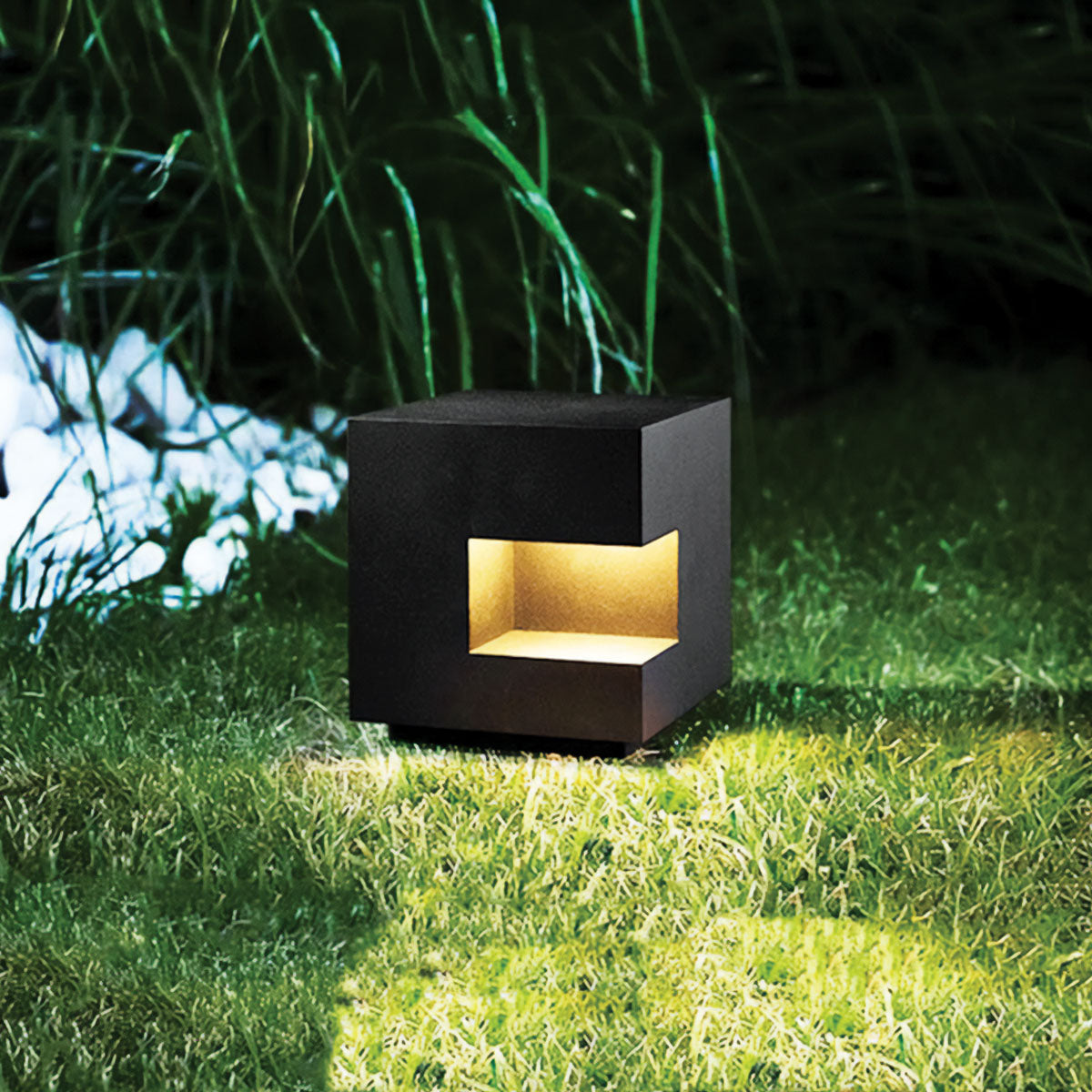 Outdoor Lamp | Weather-Resistant, Modern Illumination