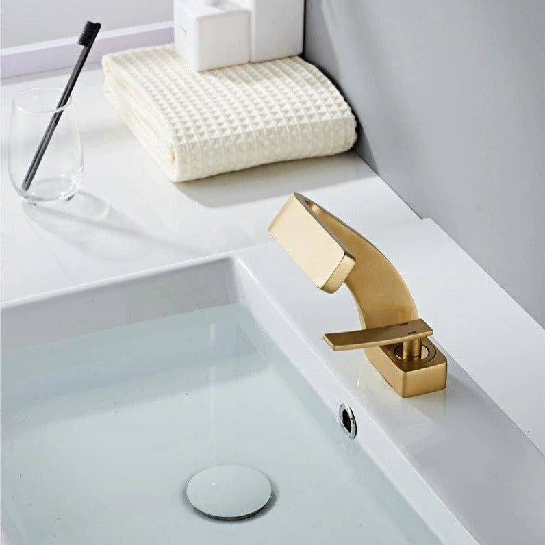 Modern Curved Faucet | Sleek Design and Contemporary Functionality