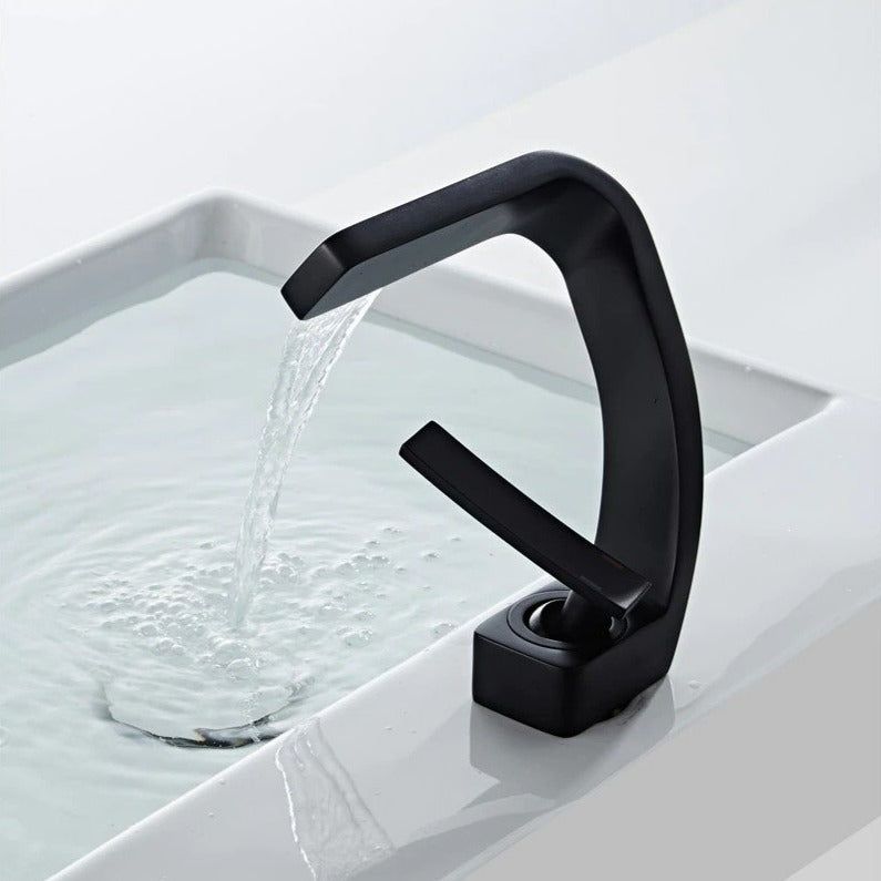 Modern Curved Faucet | Sleek Design and Contemporary Functionality