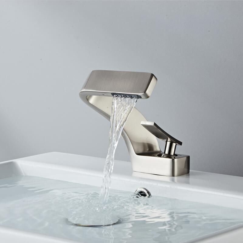 Modern Curved Faucet | Sleek Design and Contemporary Functionality