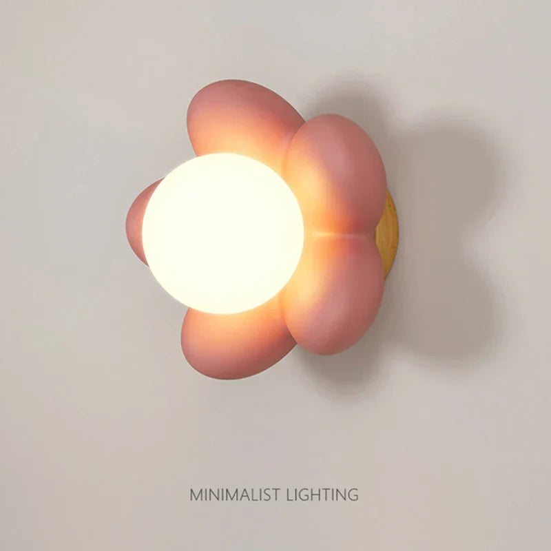 FloralGlimmer - Wall lamp with cream-colored flower