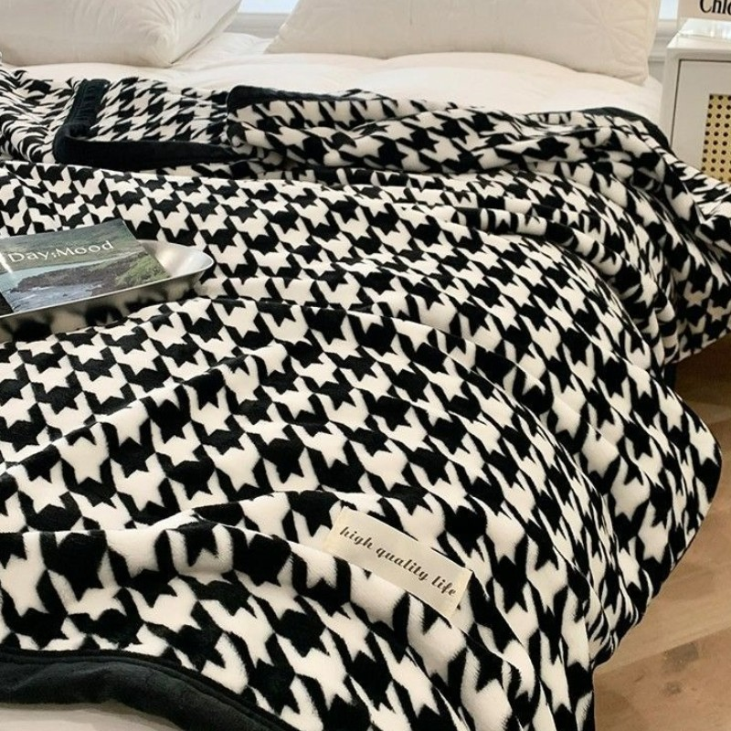 PlaidComfort | Flannel Blanket in Checkered Pattern