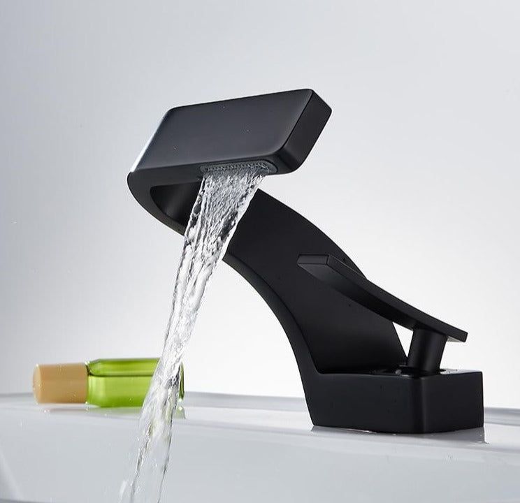 Modern Curved Faucet | Sleek Design and Contemporary Functionality