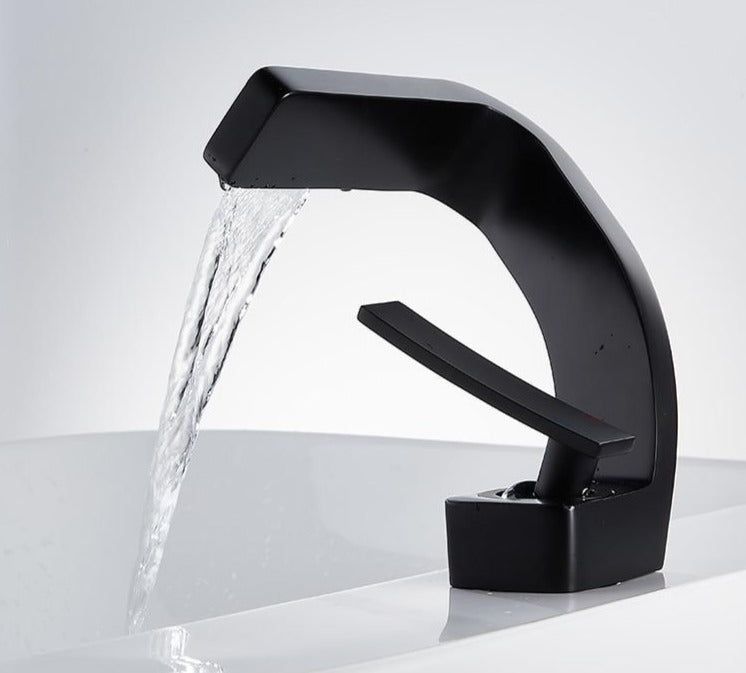 Modern Curved Faucet | Sleek Design and Contemporary Functionality