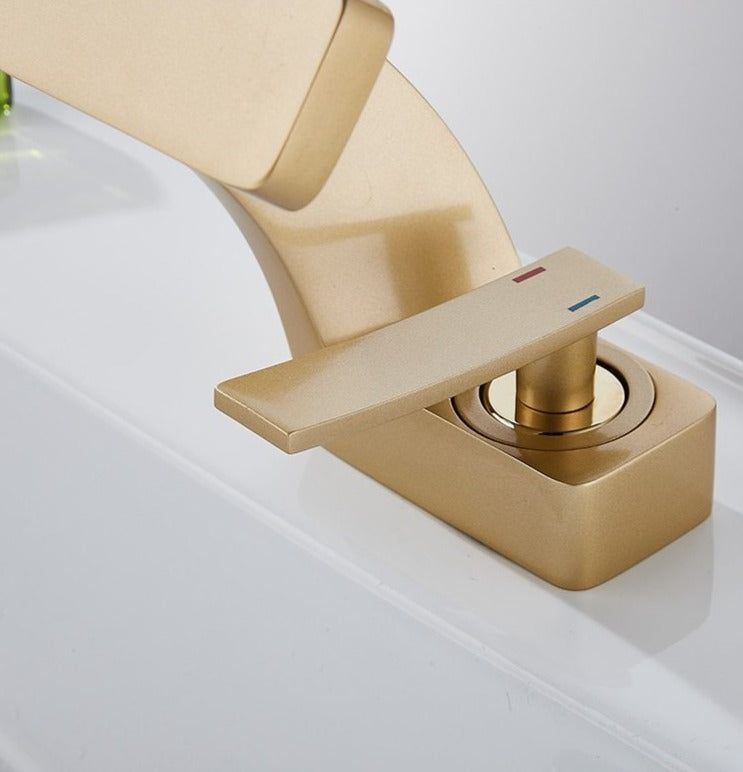 Modern Curved Faucet | Sleek Design and Contemporary Functionality